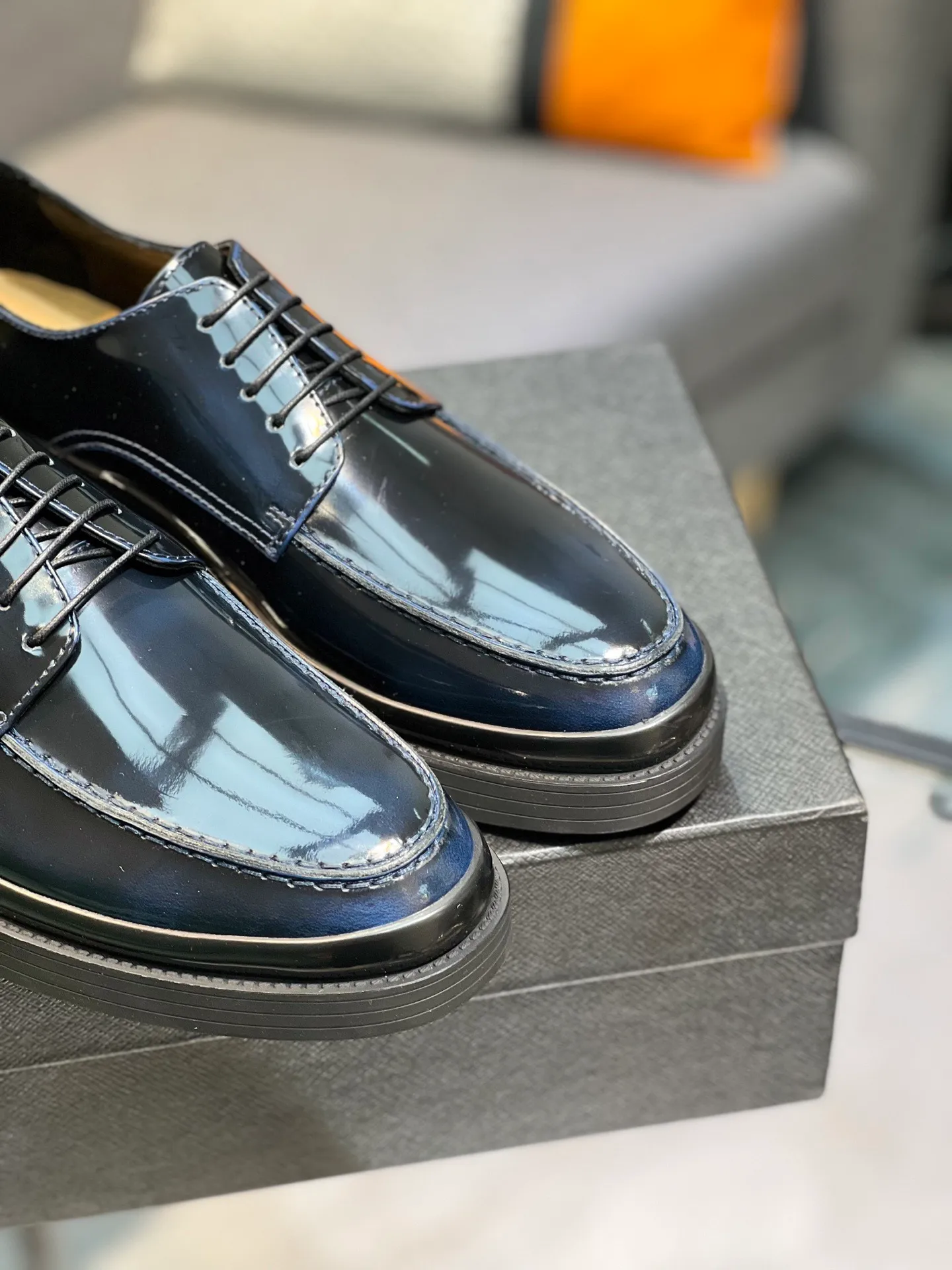 Men's clothing and shoes 💰860 Prada/Prada's new glossy leather loafers are made of open-edge beaded uppers imported from Italy, slip-on loafers style, large piece splicing design, durable and non-deforming, heavy-duty construction, exquisite mark stitching, same material ribbon decoration, blending classic and modern styles, lining with dyed calfskin, standard PRADA logo cowhide feet, original ultra-light matte texture and embossed leather outsole, light and not tired, excellent shock absorption effect, full foot comfort! Size: 39-44 (customized at 38.45)